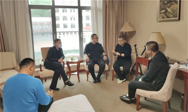山東科技大學實用礦山壓力研究中心主任石永奎教授、郝建博士應邀赴龍煤雙鴨山礦業(yè)集團進行技術交流